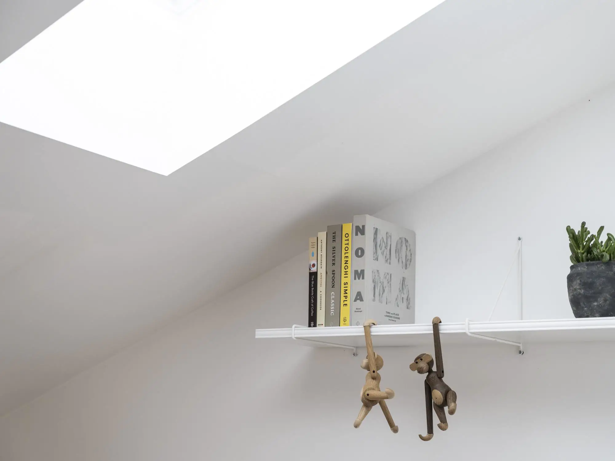 瑞典一旧楼顶层公寓的活力黄灰设计-13