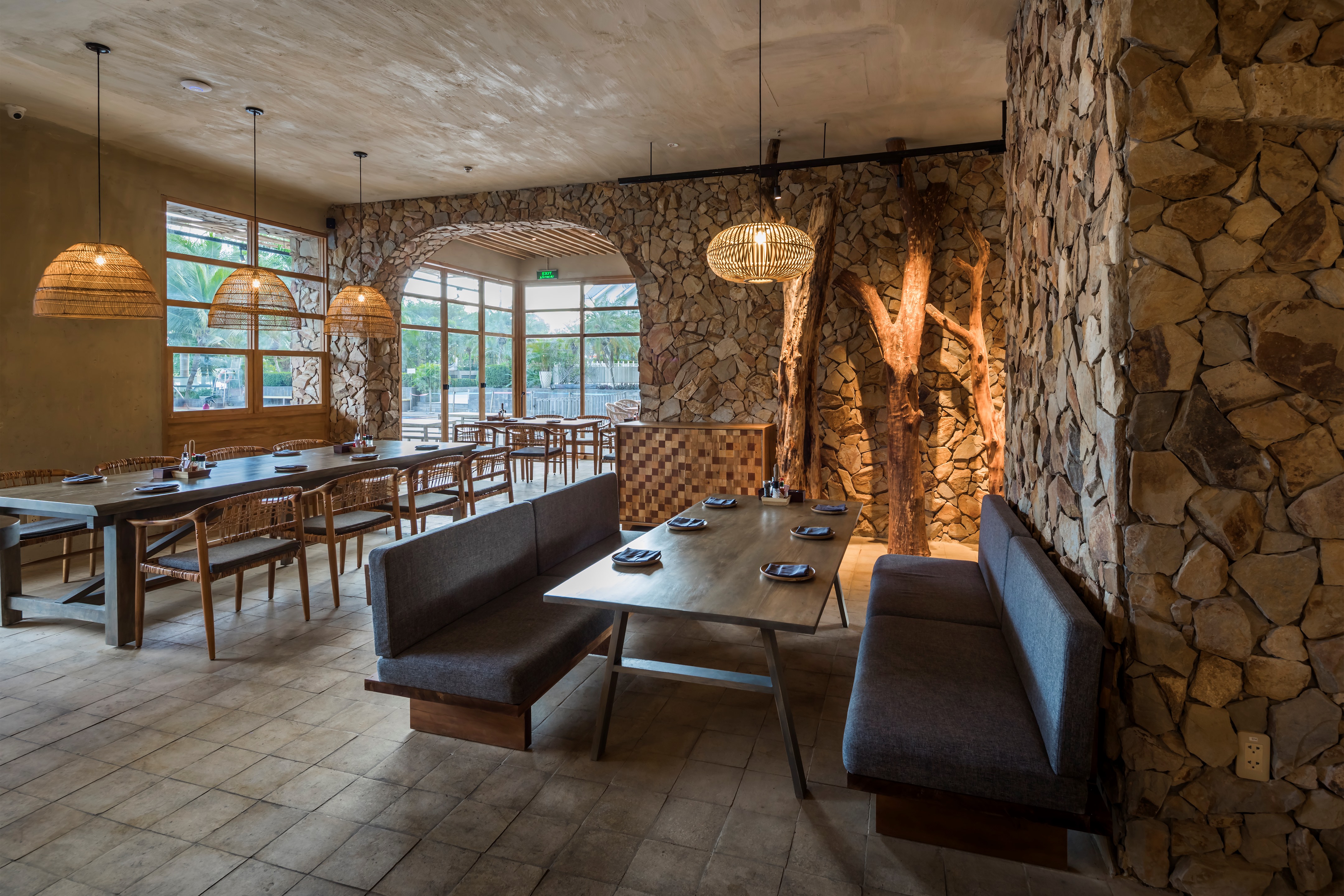 越南"Pizza 4P's"餐厅设计 · 海边别墅中的自然优雅-47