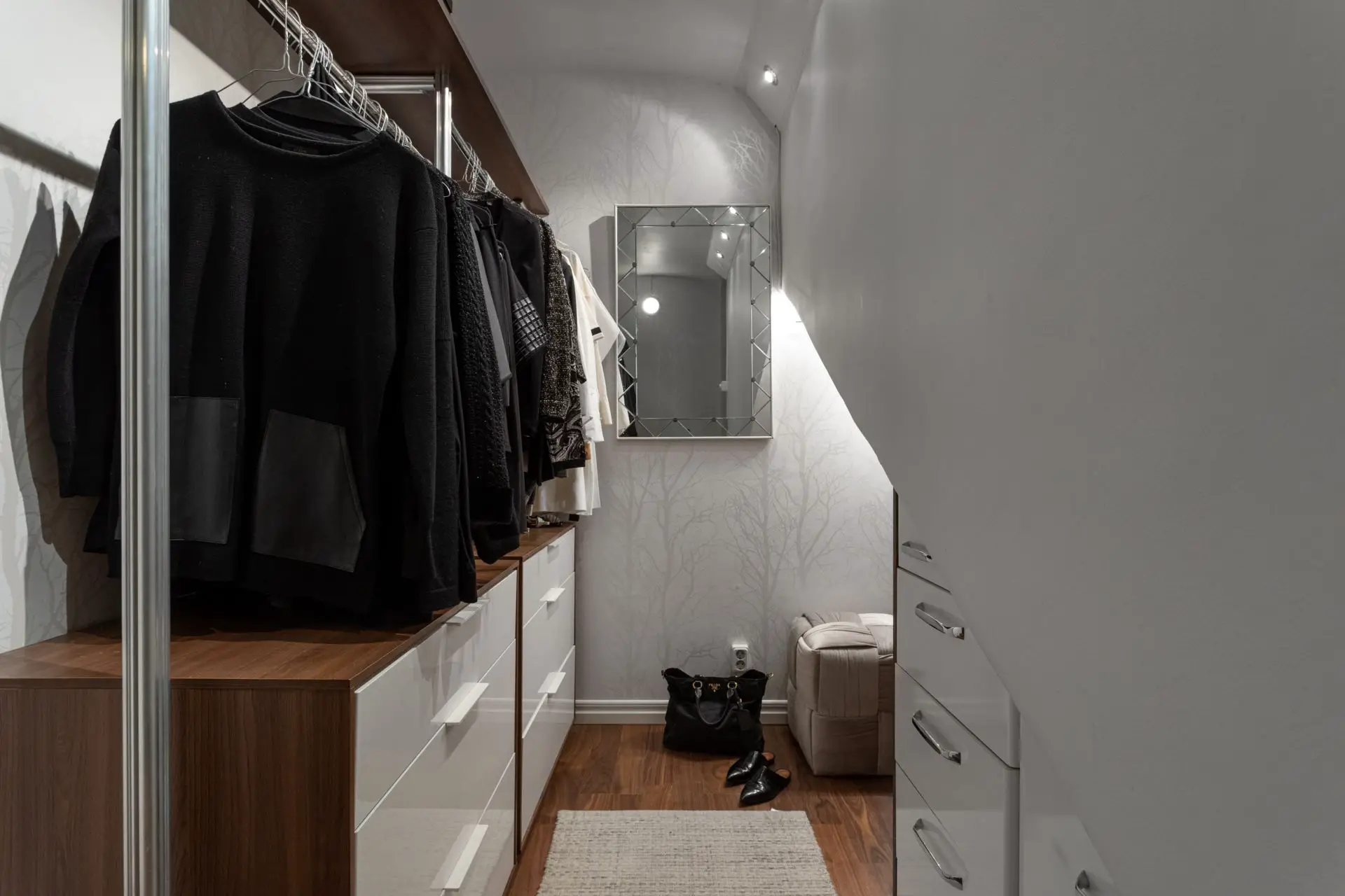 1905 年瑞典老建筑的现代温馨小屋-11