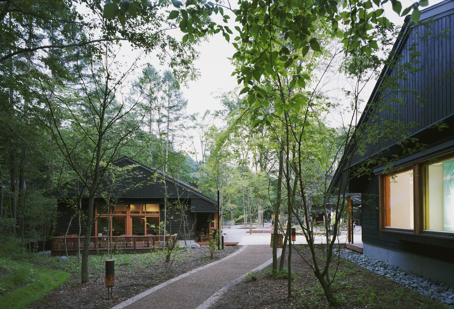 榆树露台 · 融入自然的休闲商业空间丨日本长野丨东环境·建筑研究所,都市环境照明研究所(ICE)等-33