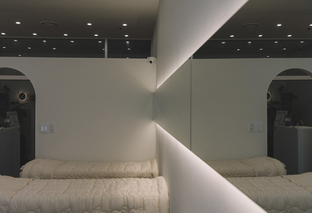 简约时尚 8 平米美妆店设计-9