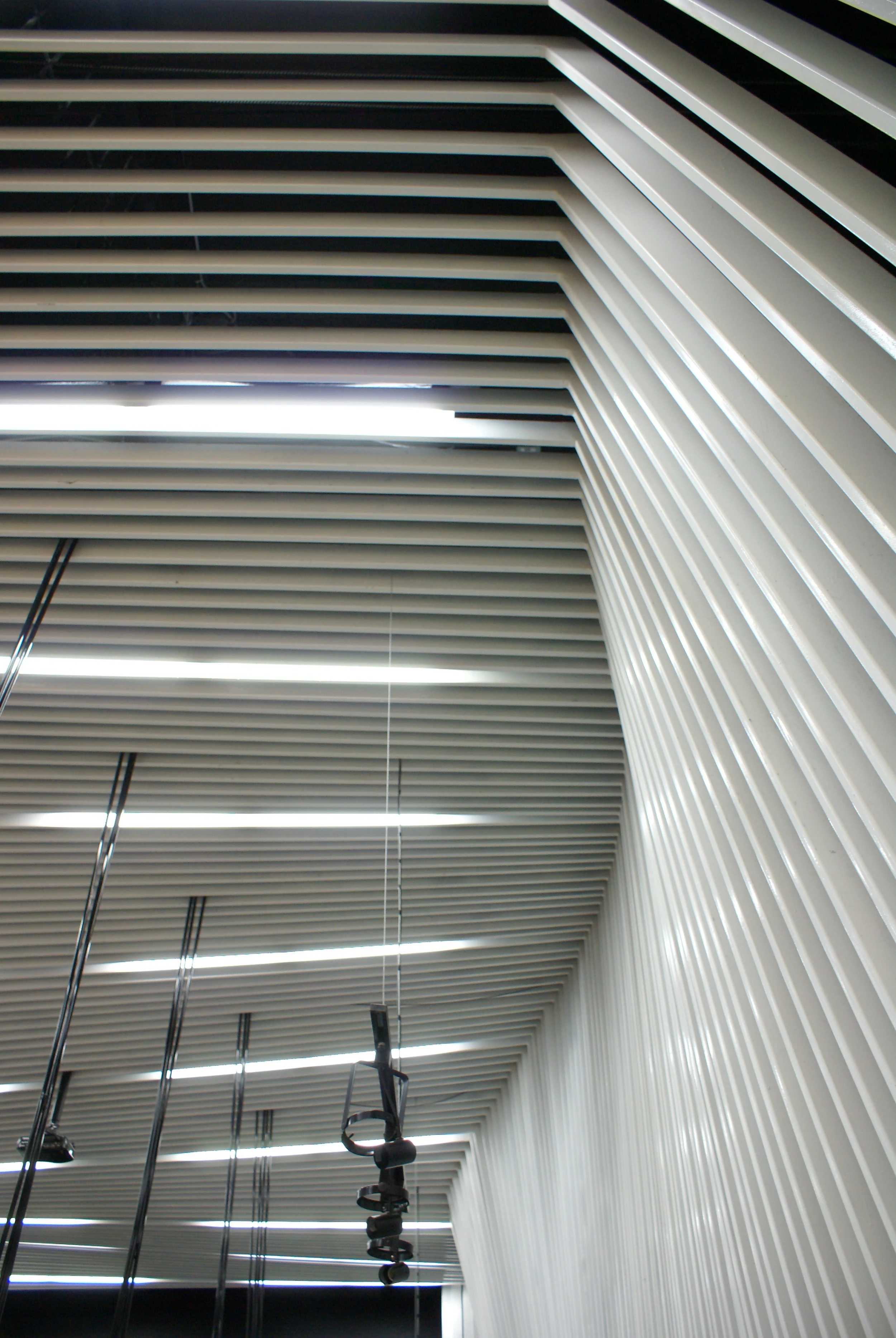 弧形幕布下的服装展示空间-15