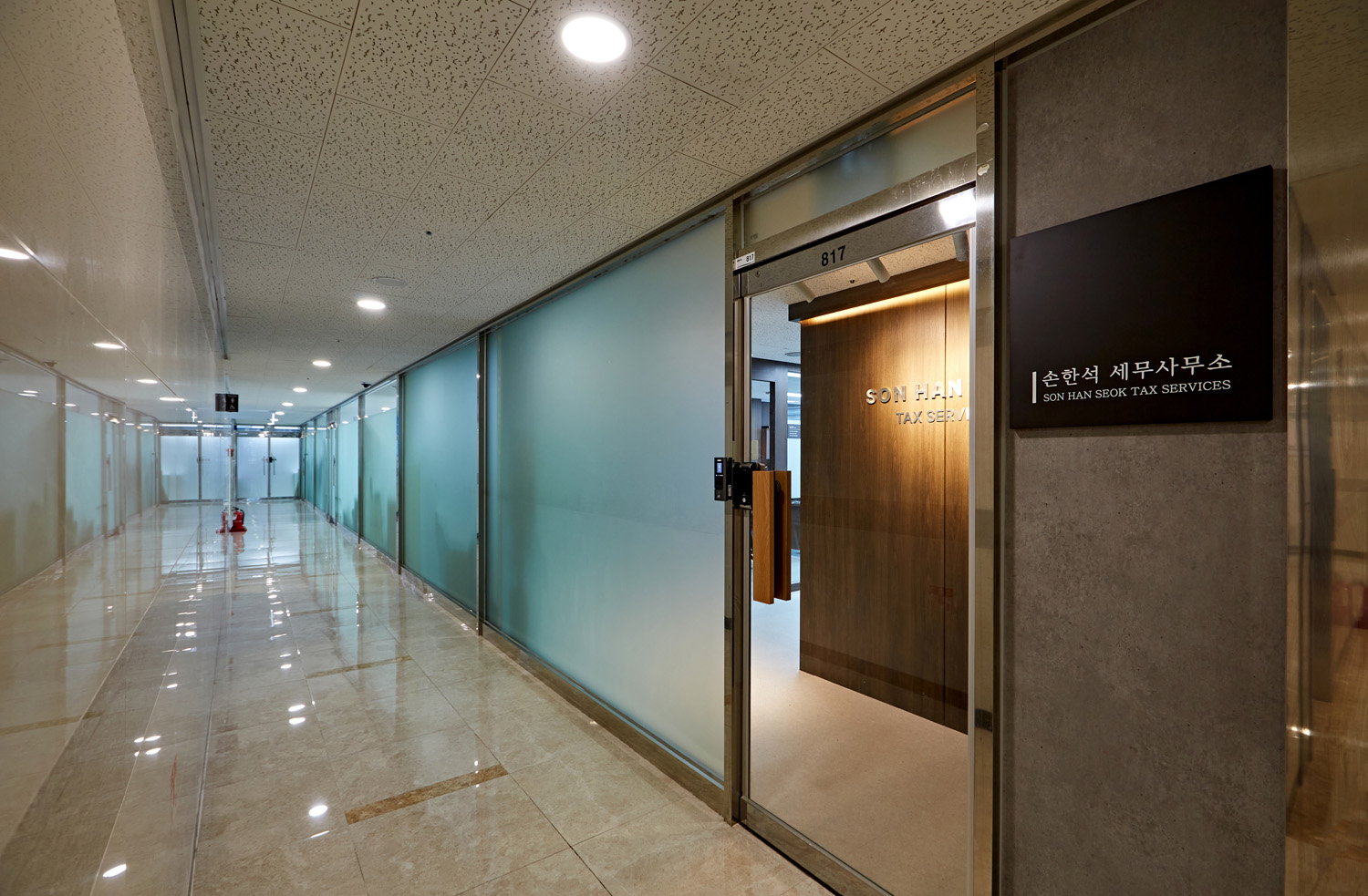 首尔高级会计师事务所的现代极简内饰设计-17