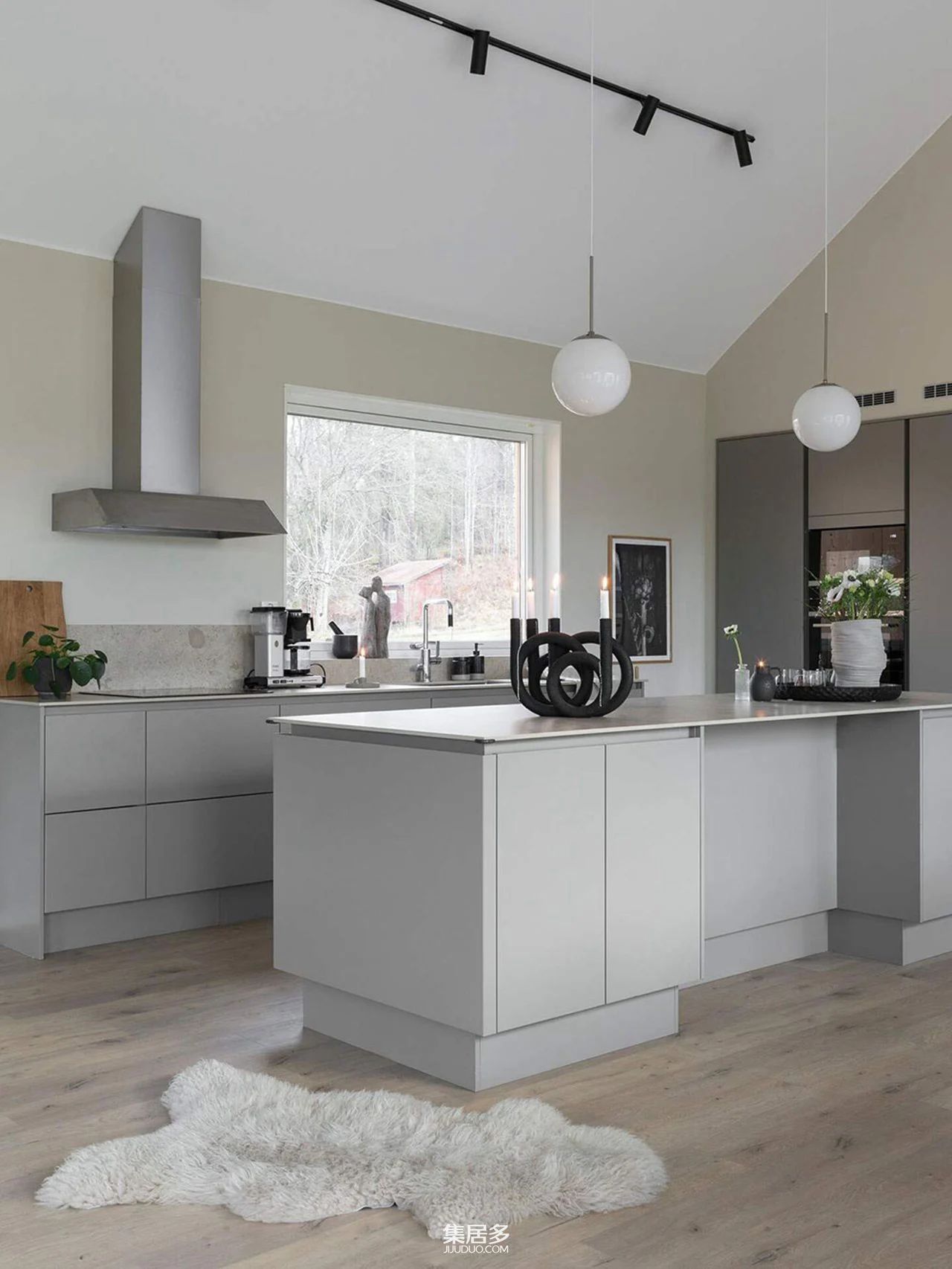 瑞典森林中的现代谷仓风小屋丨当地知名的建筑师和设计师-12