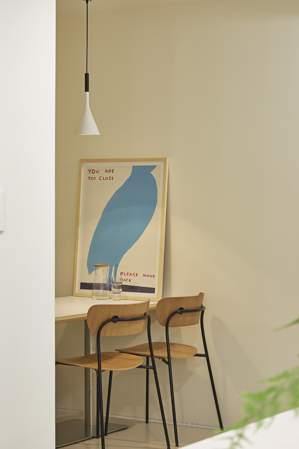 15 平米小巧咖啡厅，极简设计中的视觉盛宴-17