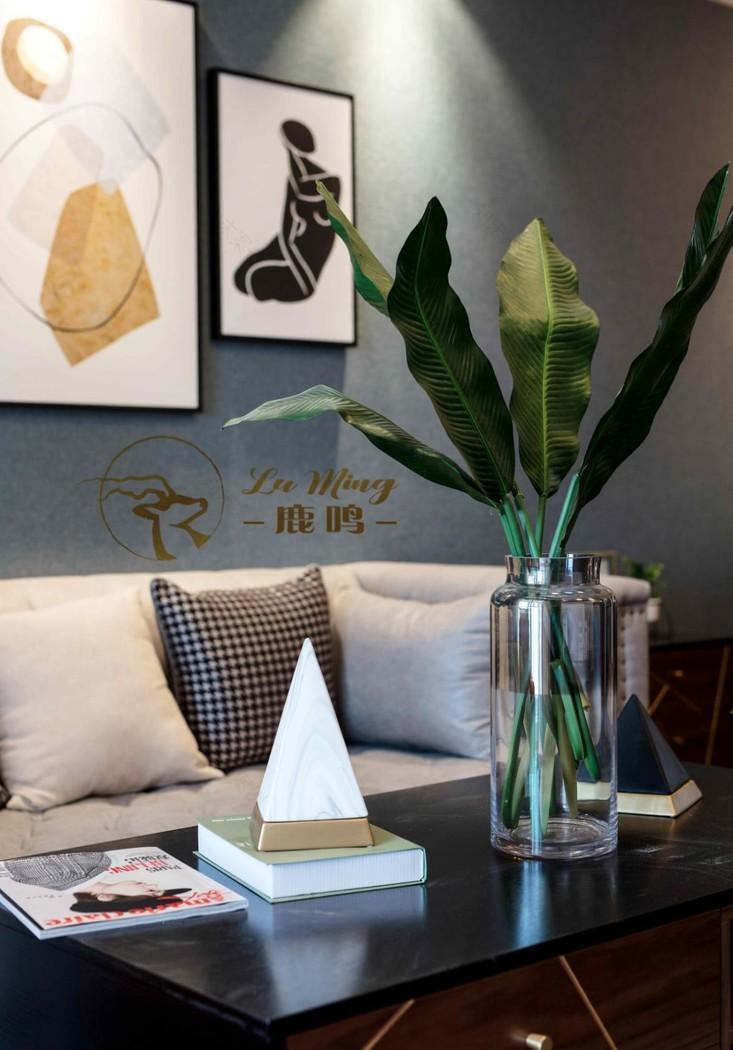 轻奢之家 | 时尚铆钉沙发搭配实木茶几,打造静谧美丽空间-11