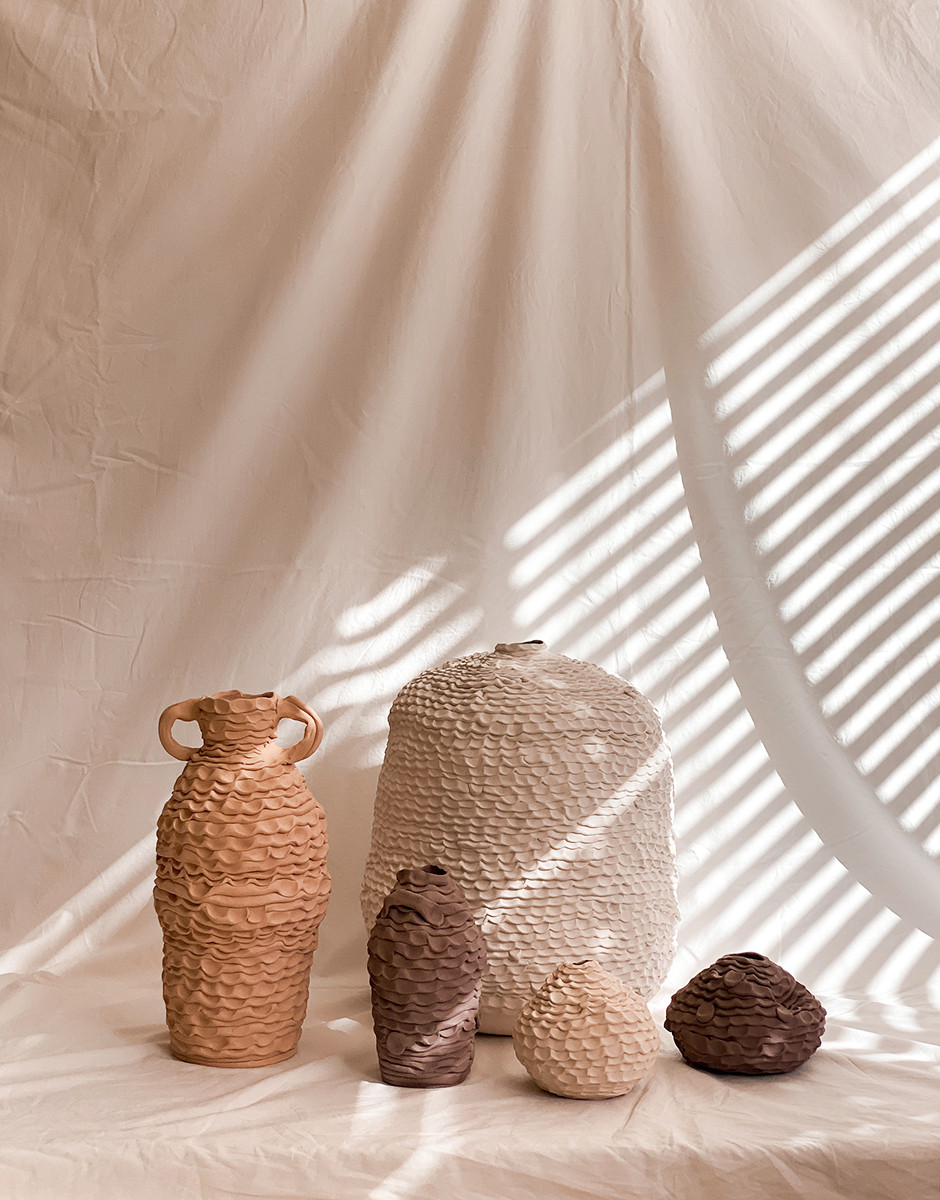开普敦陶瓷师制作皱纹的花瓶和黏土面-1