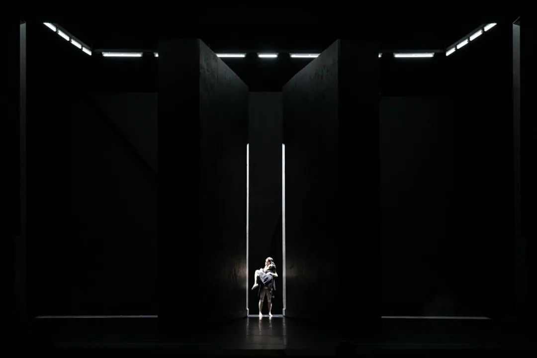 舞台魔法师 | 塞巴斯蒂安·汉纳克的震撼空间美学-16