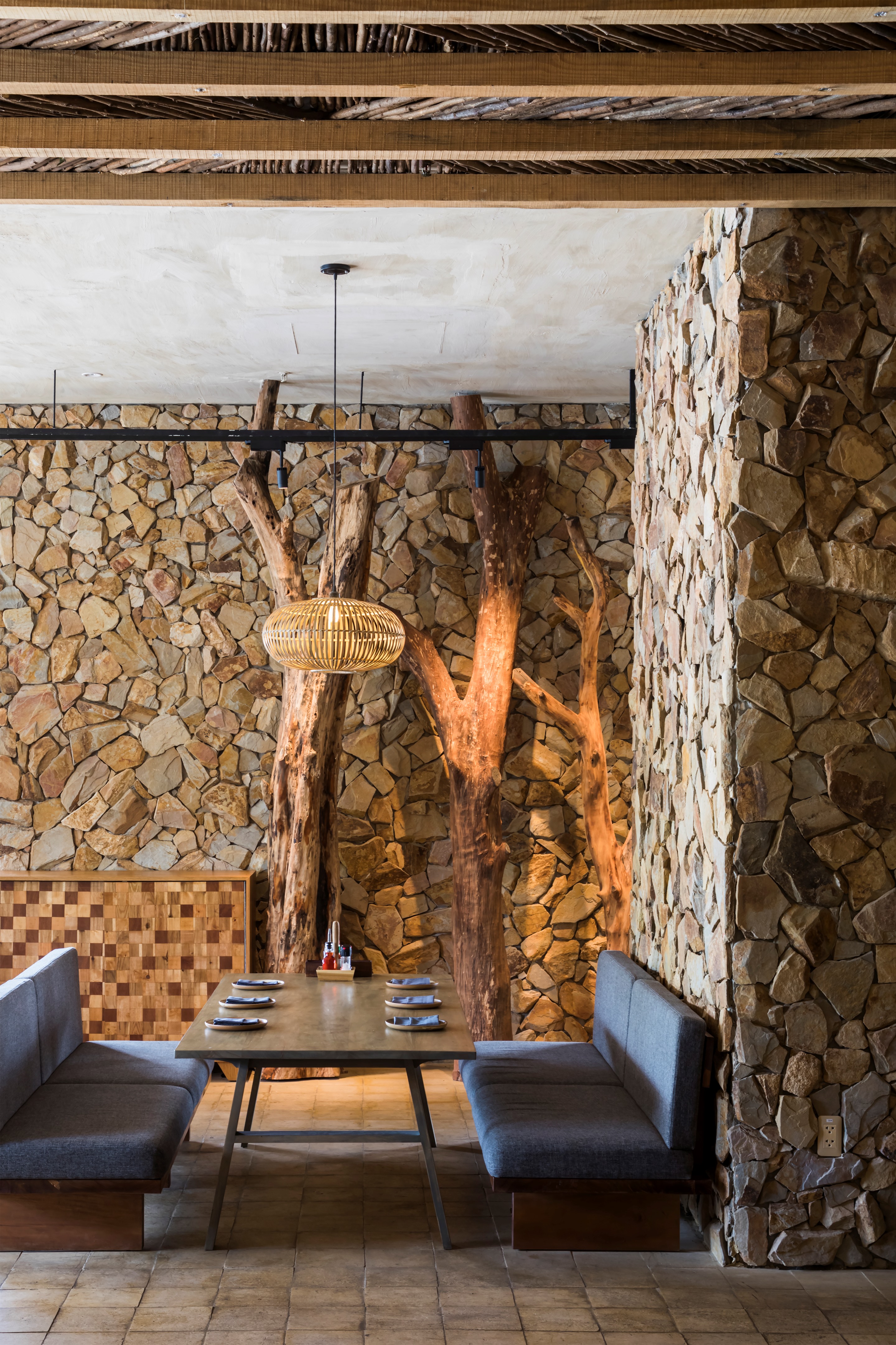 越南"Pizza 4P's"餐厅设计 · 海边别墅中的自然优雅-55