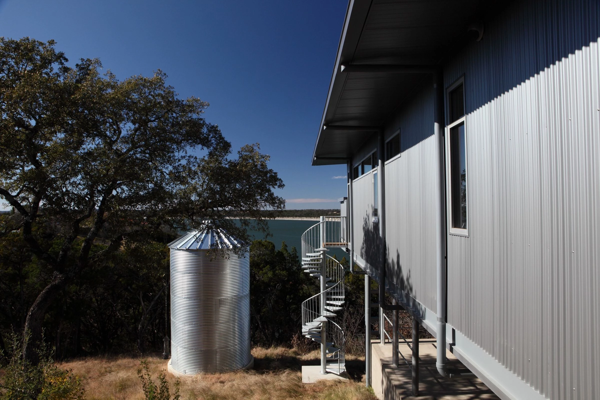 德州奥斯汀的"Villa Nuevo" | 夏日遮阳，室内外生活和谐共生-12