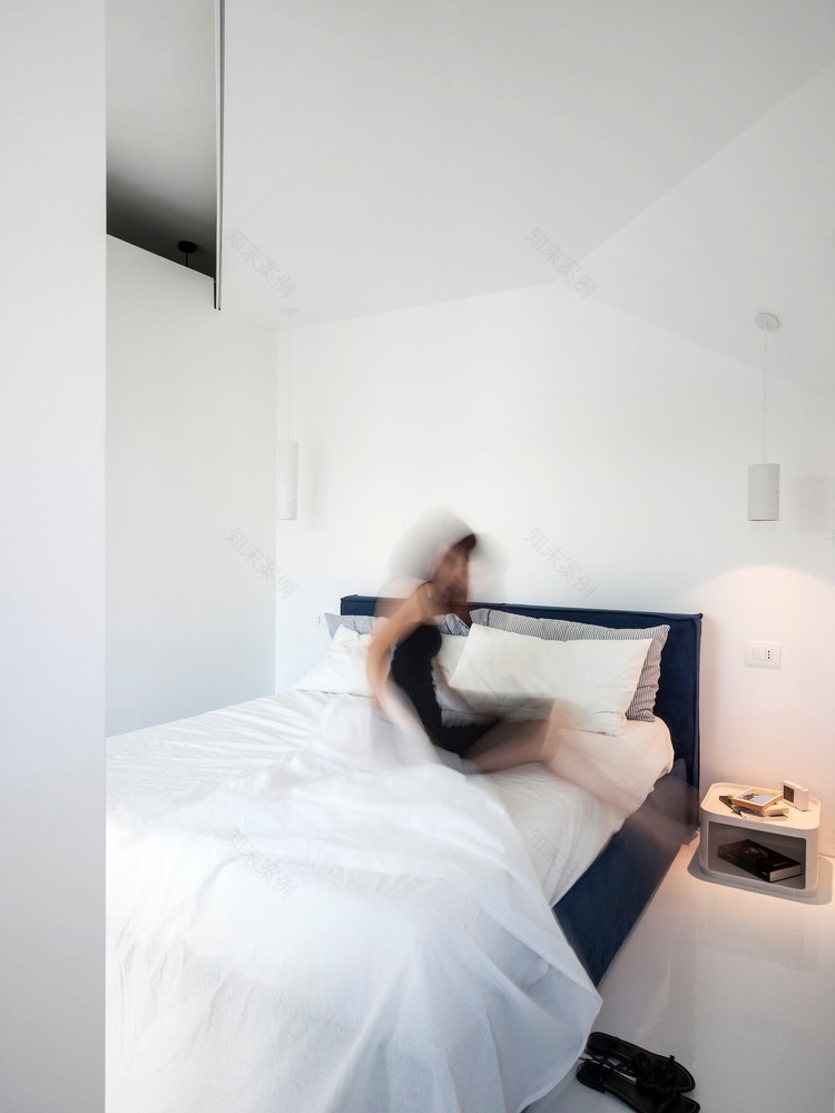 都灵“无门”公寓,明亮通透的混凝土洞穴-16