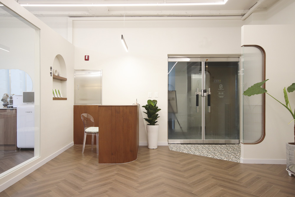 温馨韩式美容院，展现白色与木质的魅力-3