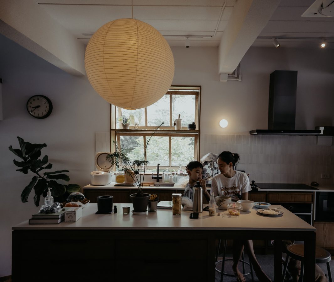 รีโนเวตทาวน์เฮ้าส์ อายุ 10 ปีให้อุ่นละมุนปนดิบเท่สไตล์อินดัสเทรียล-5