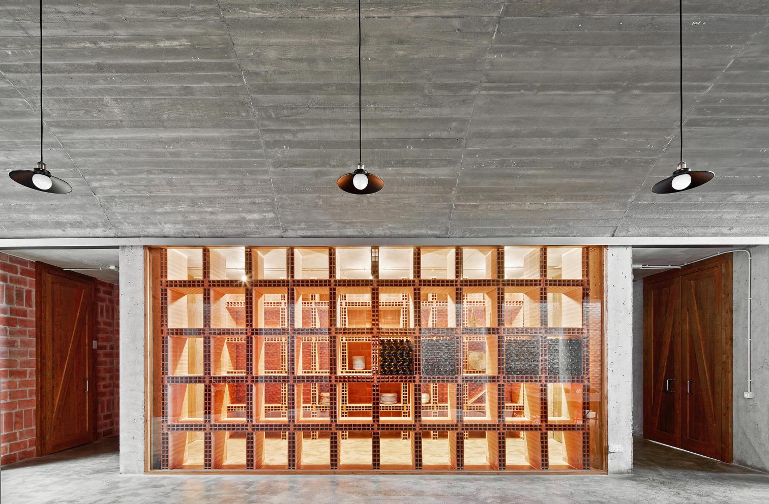 地缘酒庄 | 融入土地的工业风酒窖设计-12