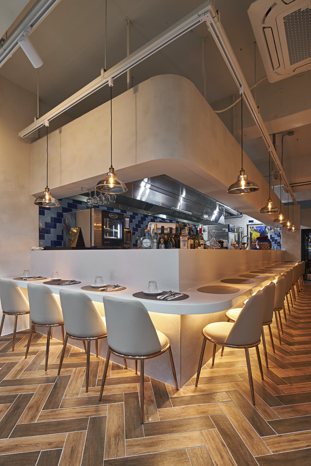 光影交织的 21 平米高级餐厅设计-6