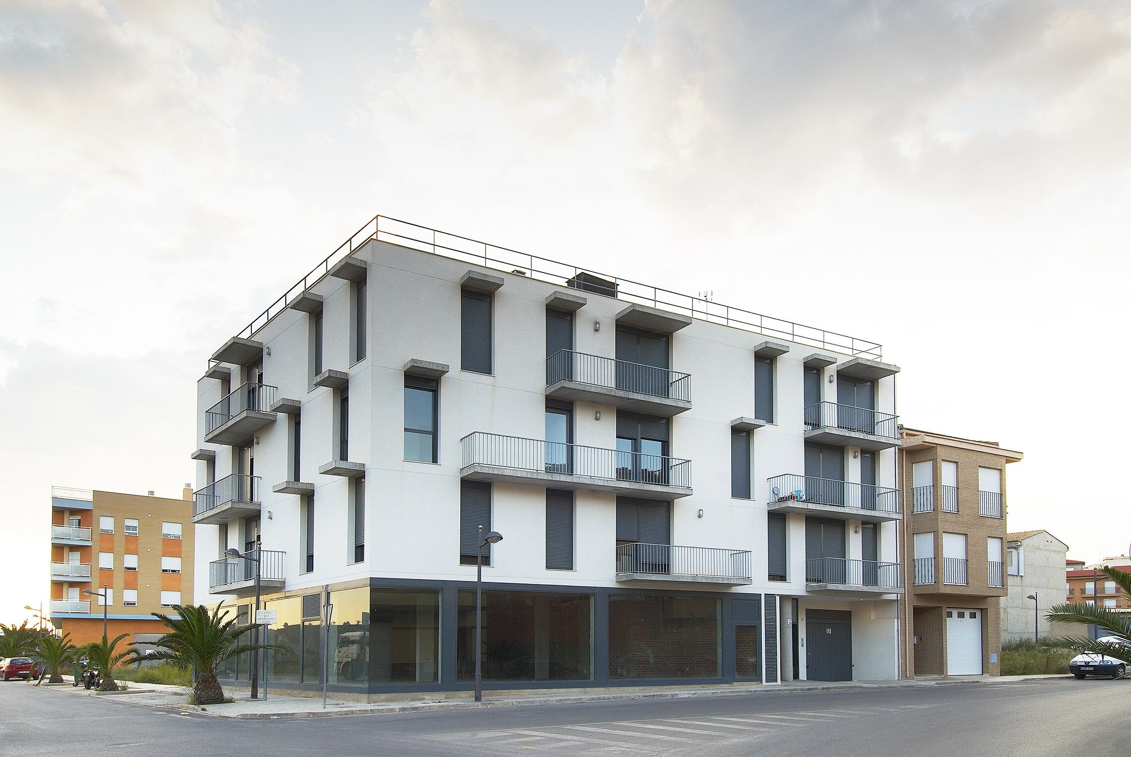 土砖与铝窗的现代融合——西班牙 Turís 镇 9 号公寓-11