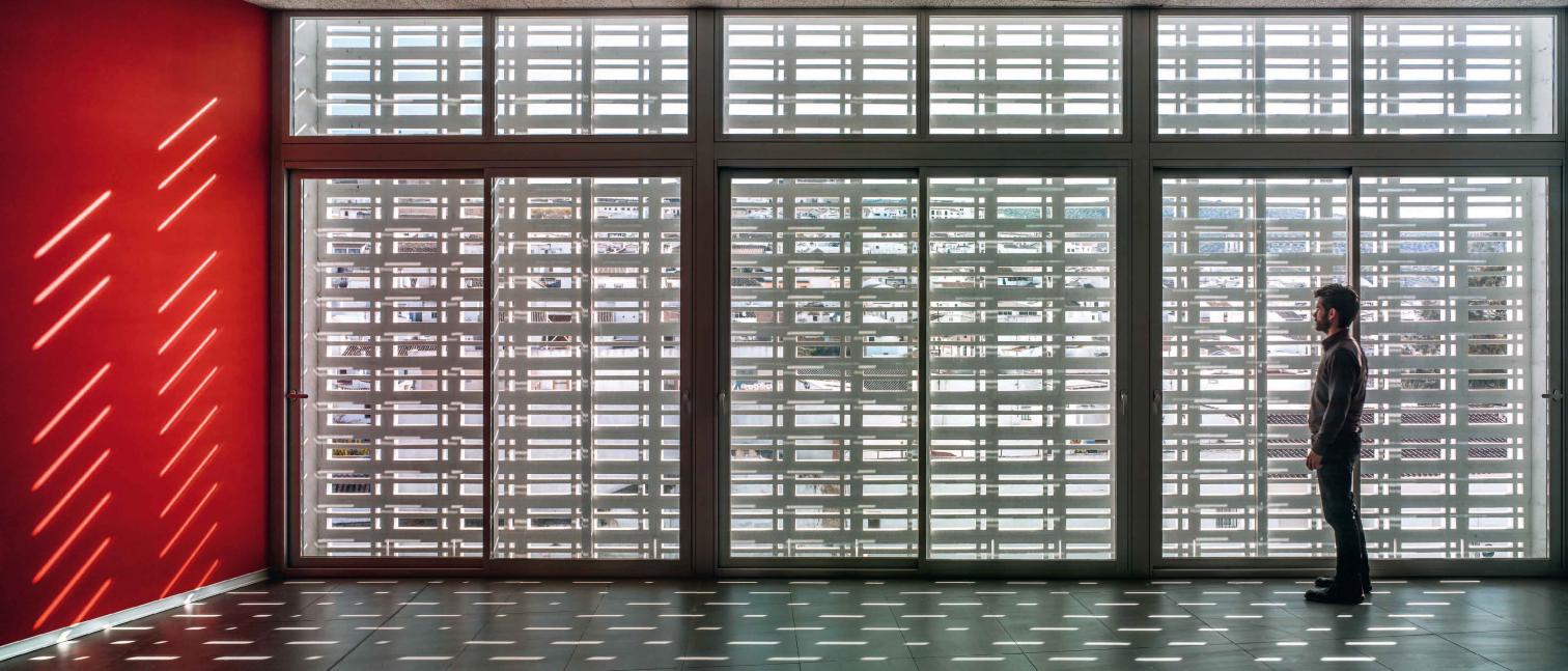 Baena 老年活动中心 · 融入城市景观的公共设施-17