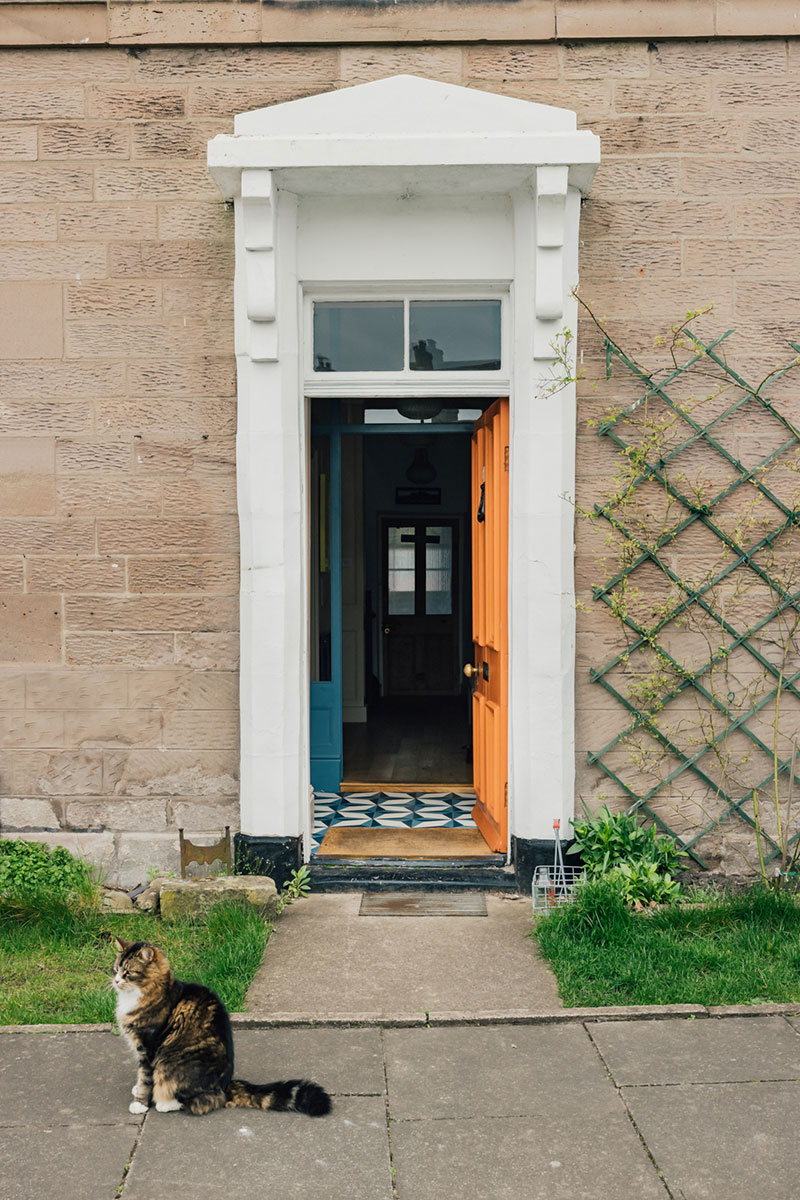 英国 200 年历史的彩色小屋-3
