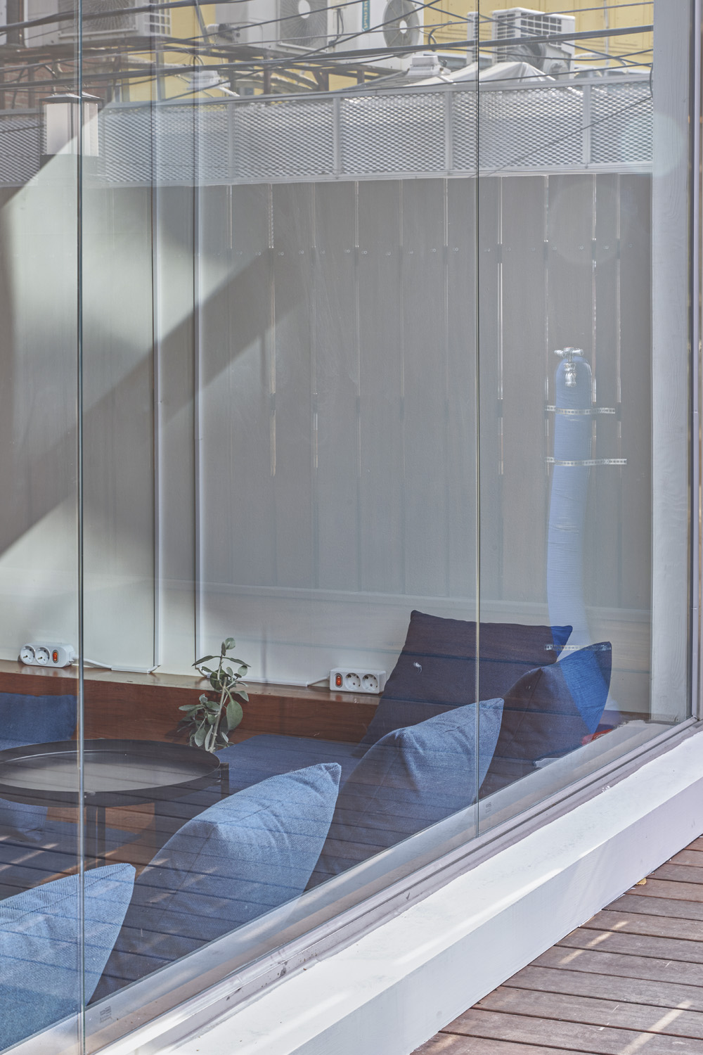 十坪空间里的缤纷色彩盛宴——WAFF 咖啡厅设计-17