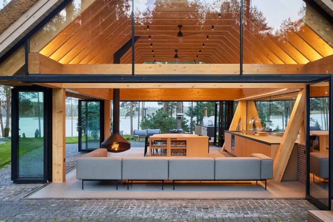 湖边森林中的钢构游泳池房丨立陶宛-21