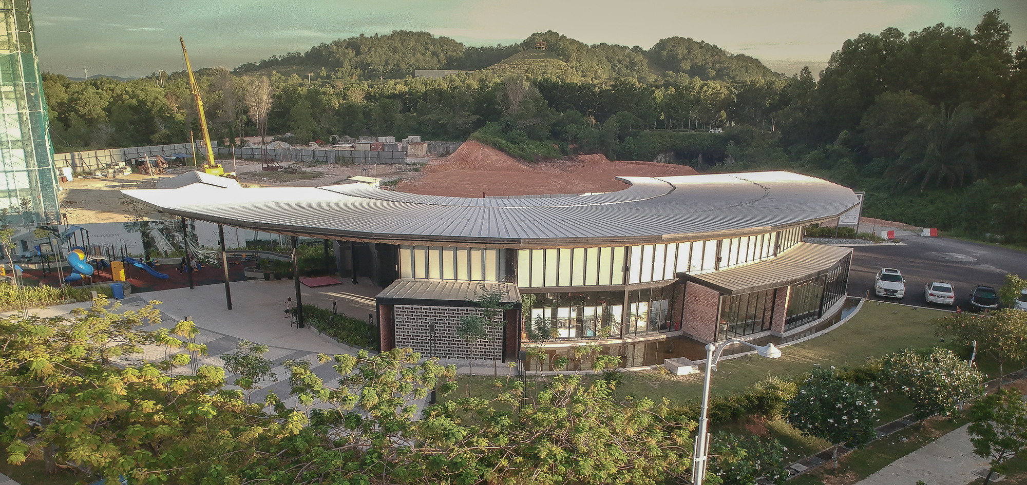 环形画廊设计,营造公共艺术空间-16