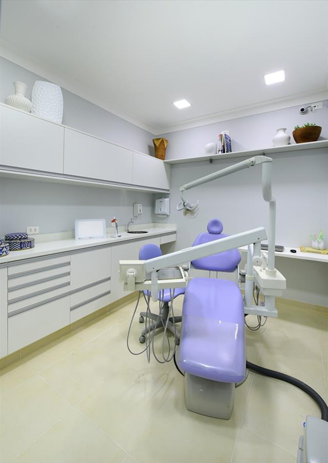 巴西 IBD Arquitetura 诊所设计 | 倾斜屋顶和蓝色调打造宁静医疗空间-8