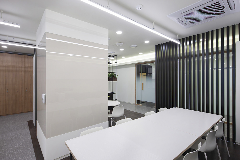 白色调打造 75 平米时尚办公空间-20