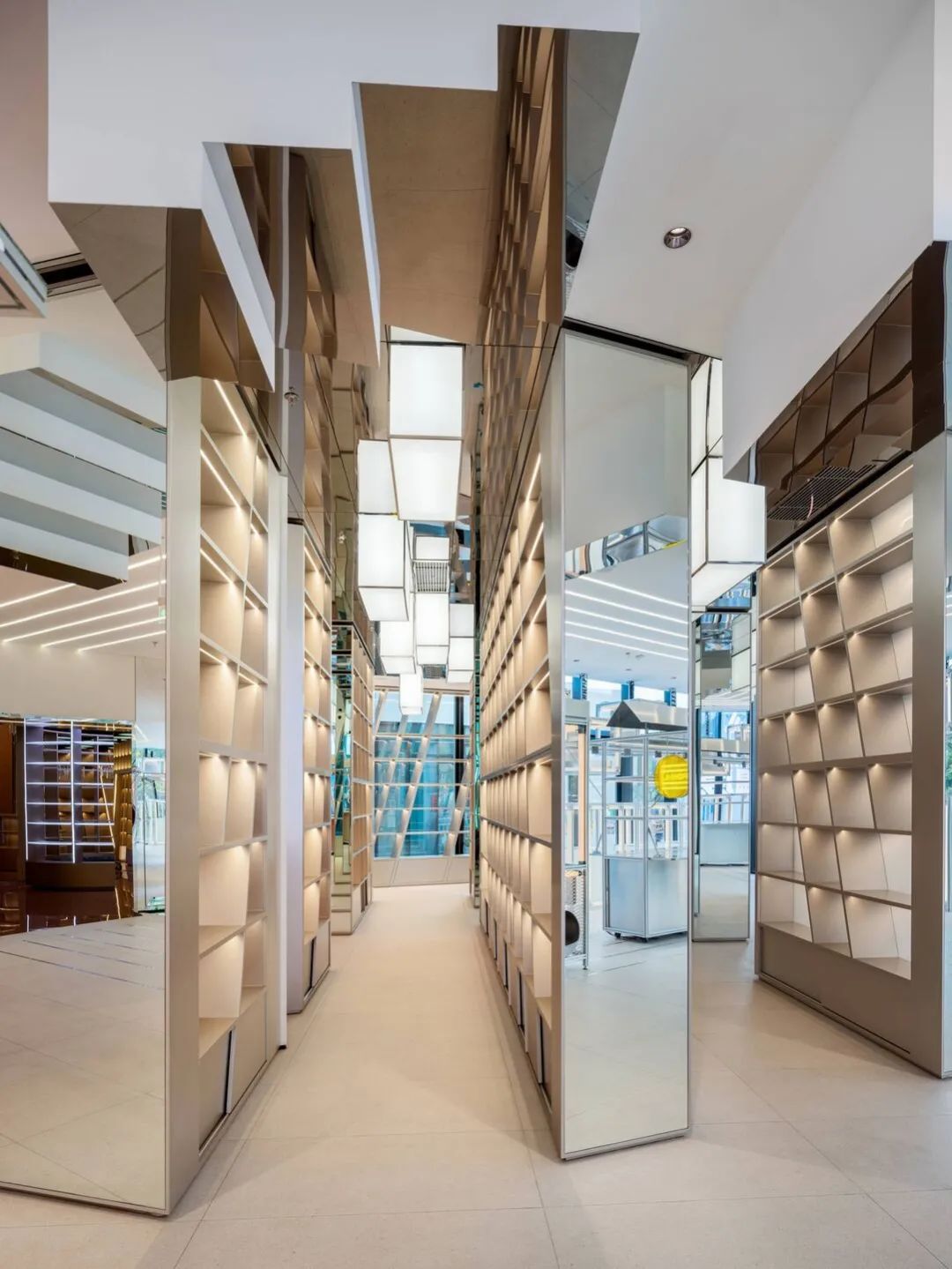 奢华中转站 · 重塑空间与客户价值的现代零售店-11