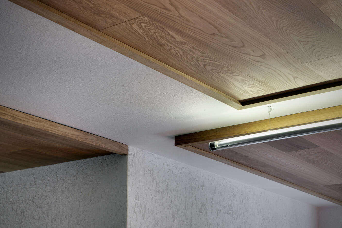 意大利"红窗"公寓，独特木构造室内空间-23