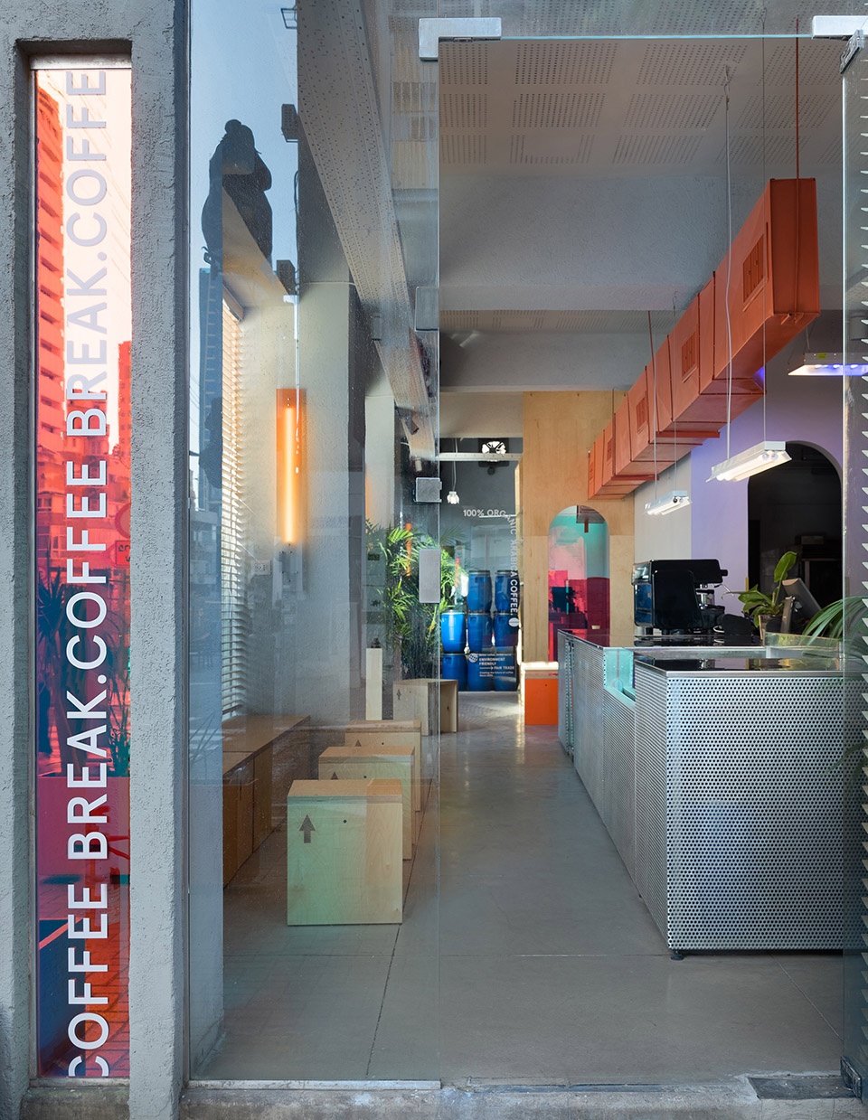 巴兹莱咖啡馆 | 模块化座椅与多彩玻璃营造独特氛围-3