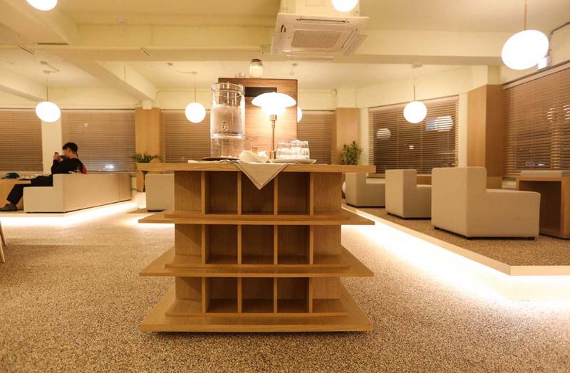 60 平温馨咖啡馆，白色与木质的完美融合-8