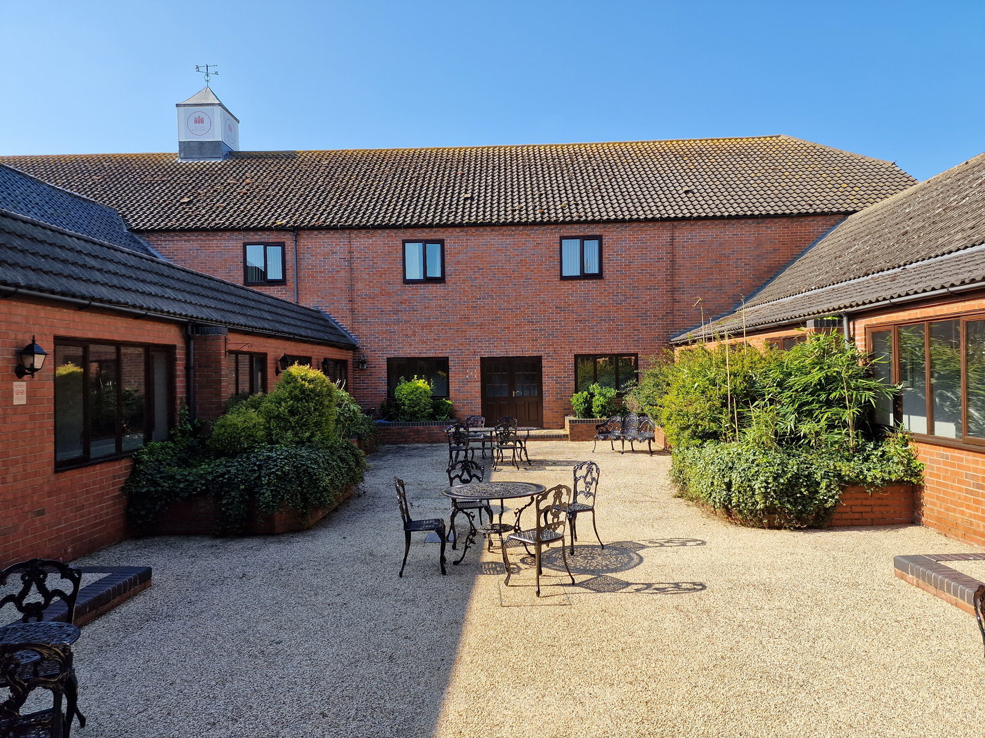 1656-The Olde Barn Hotel Courtyard and Restaurant-12