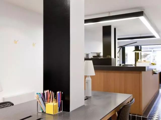 咖啡馆装修设计的黑白格调-4