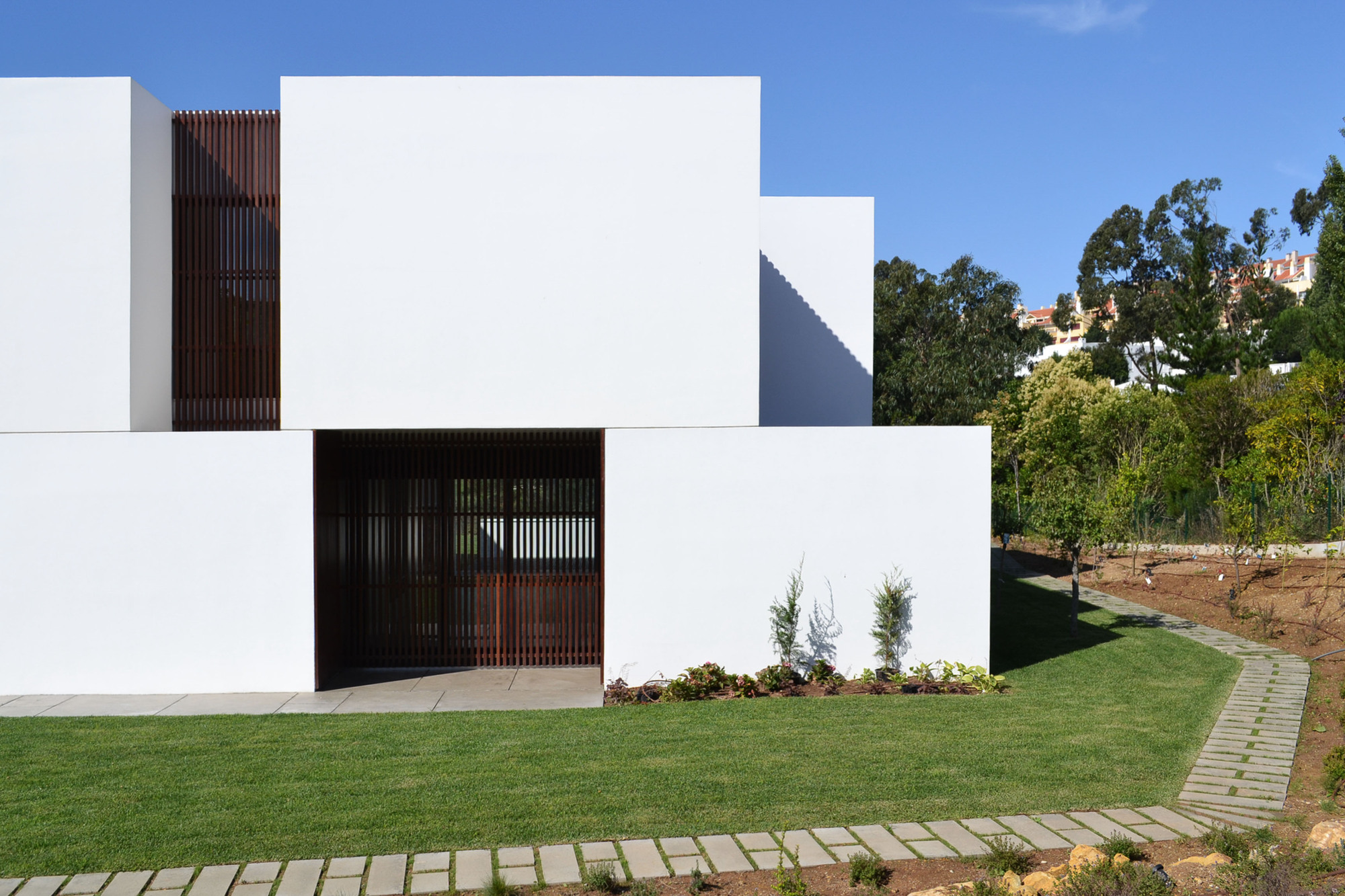 白色立方体别墅 | 打造室内外透明感-8