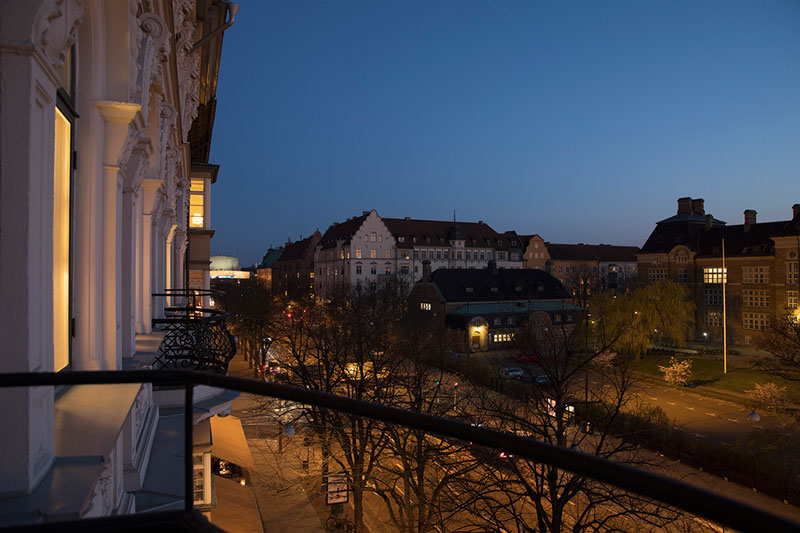 瑞典马尔默中心古典奢华风格的暗色调公寓设计-28