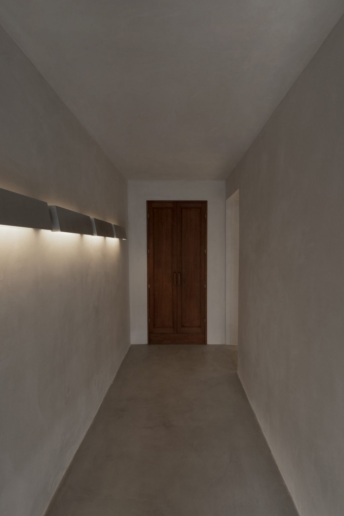 Salem Charabi Studio 打造柏林 Ernst 餐厅，木质柜台营造亲密空间-7