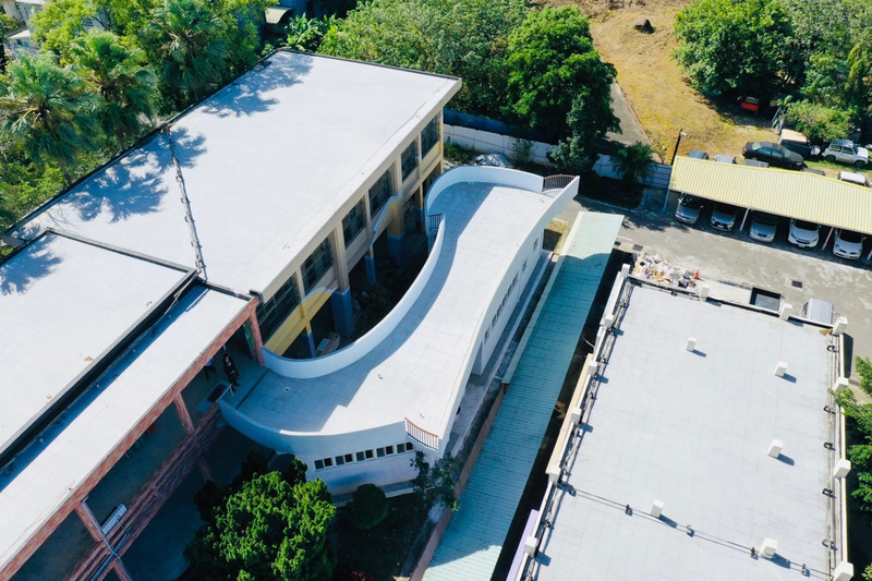 山峦校园中的有机弧线厕所设计-5