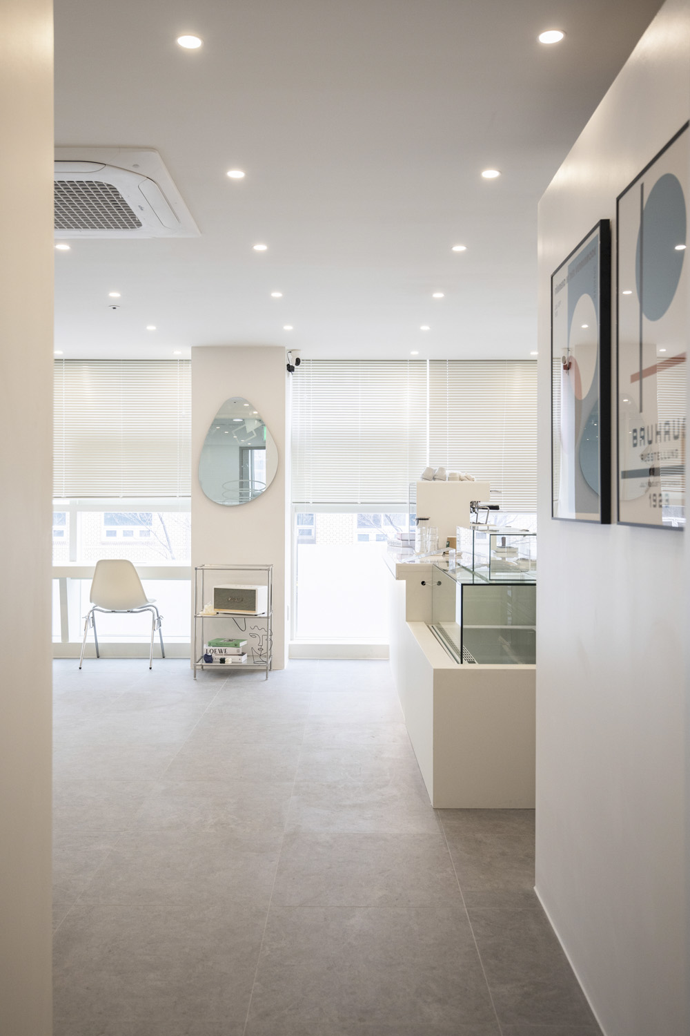 白色调的极简主义 | 17 平米的小户型咖啡厅设计-15