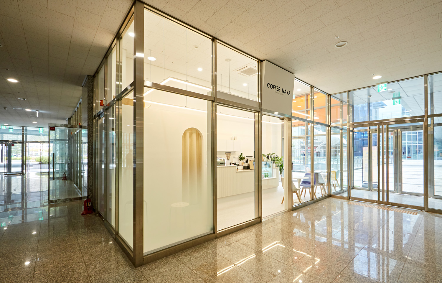 白色与木色交融，11 平小空间咖啡馆设计惊艳-15