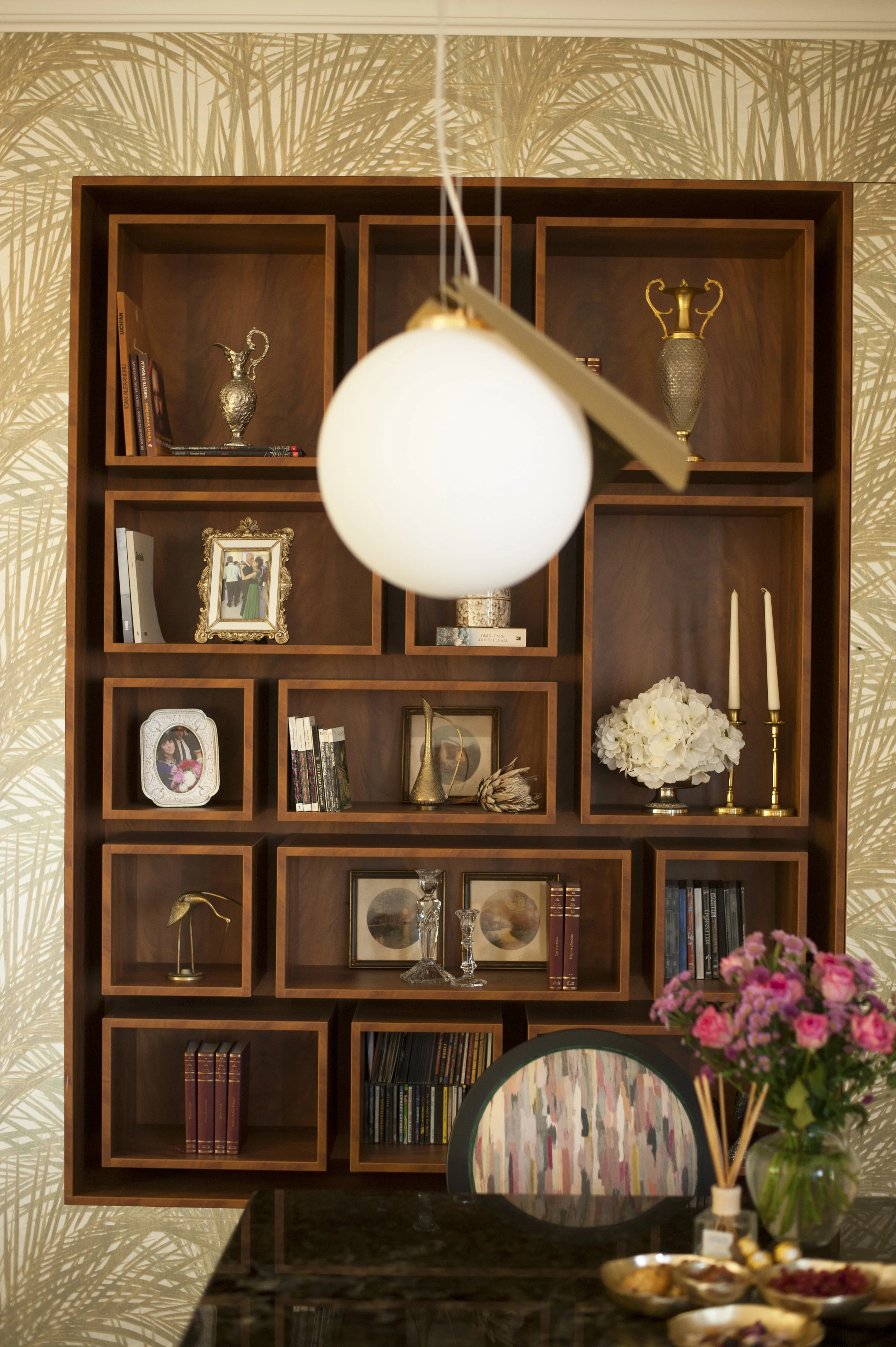 这所房子；这座住宅（注：根据语境不同，这里的house可能有多种具体指向，这所房子这座住宅都比较常见，更精准的含义需结合前后来确定，但此处按要求提供单一翻译仅举例这所房子 ）

在一般语境下，常见翻译为 这所房子  -6