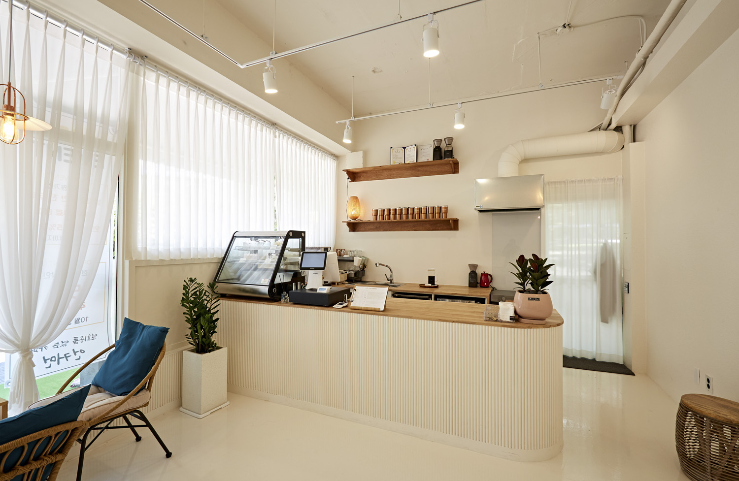 简约风 10 坪咖啡厅，打造温馨舒适空间-6