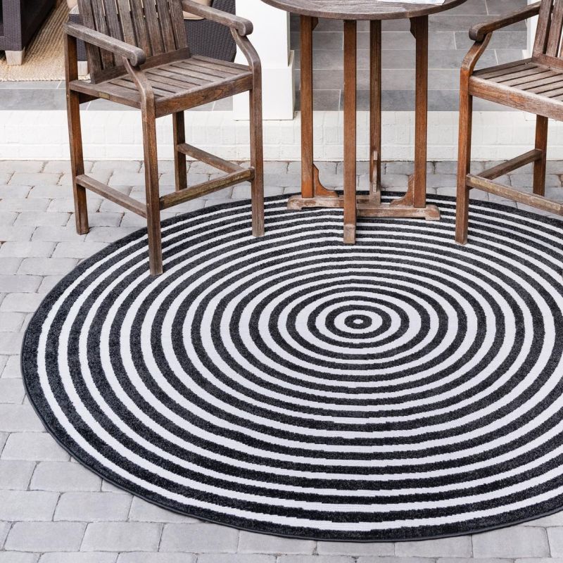 Black and White Outdoor Rugs That Fit Any Space And Style-2