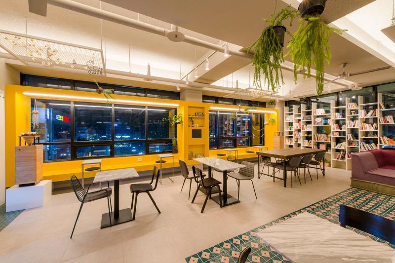 彩色点睛的北欧风格咖啡厅与 loop top 休闲空间-12