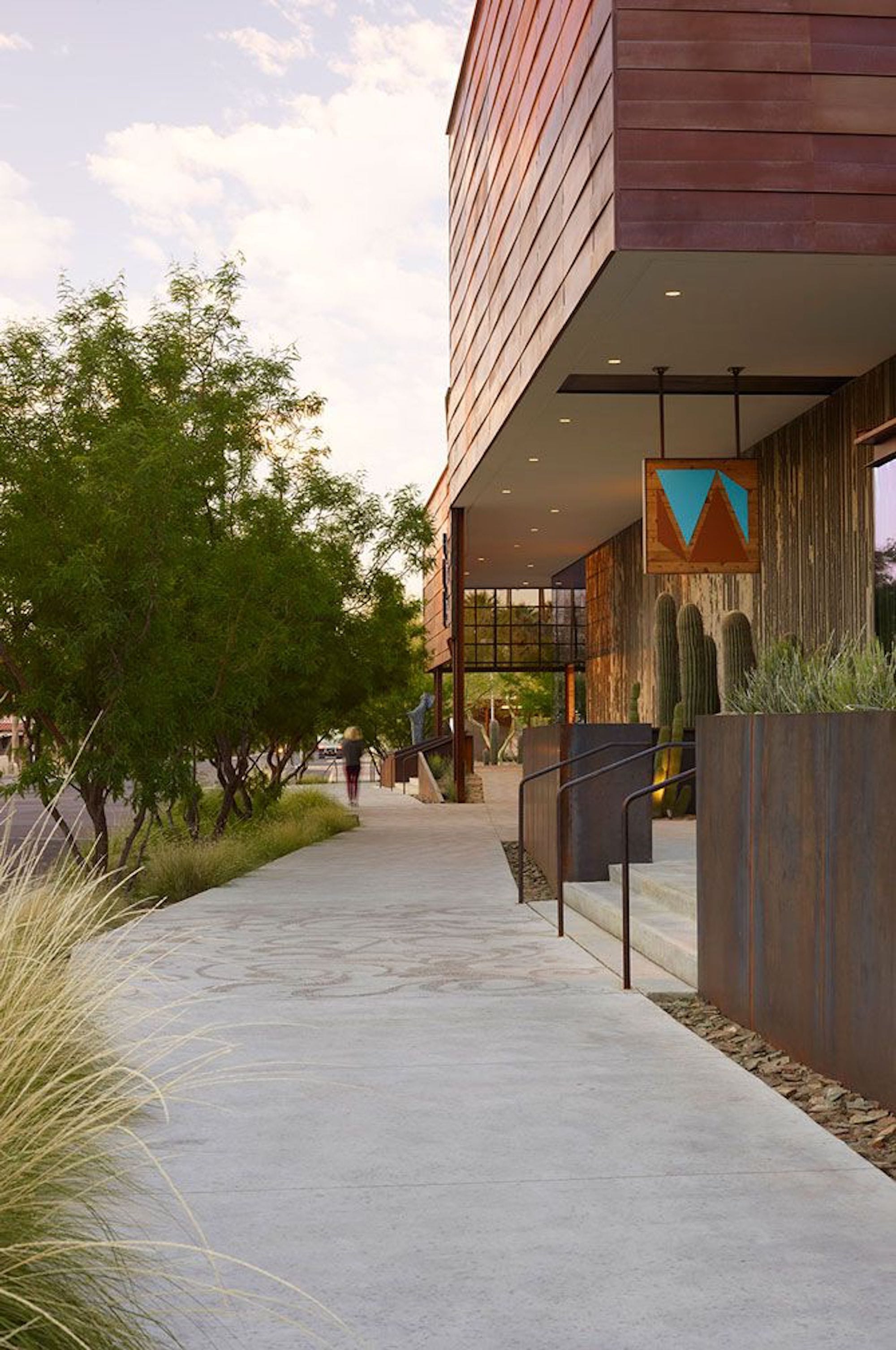 亚利桑那州斯科茨代尔西方博物馆 · 沙漠景观中的绿色创新-7