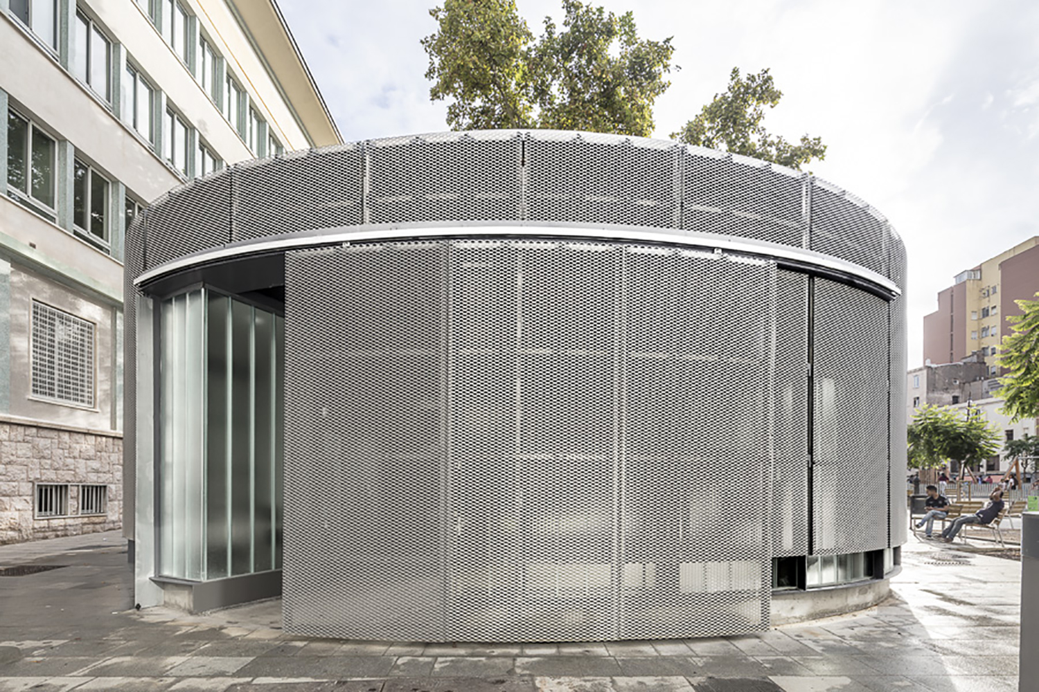 巴塞罗那临时绿色回收点 | 轻巧透明,融入街景-21