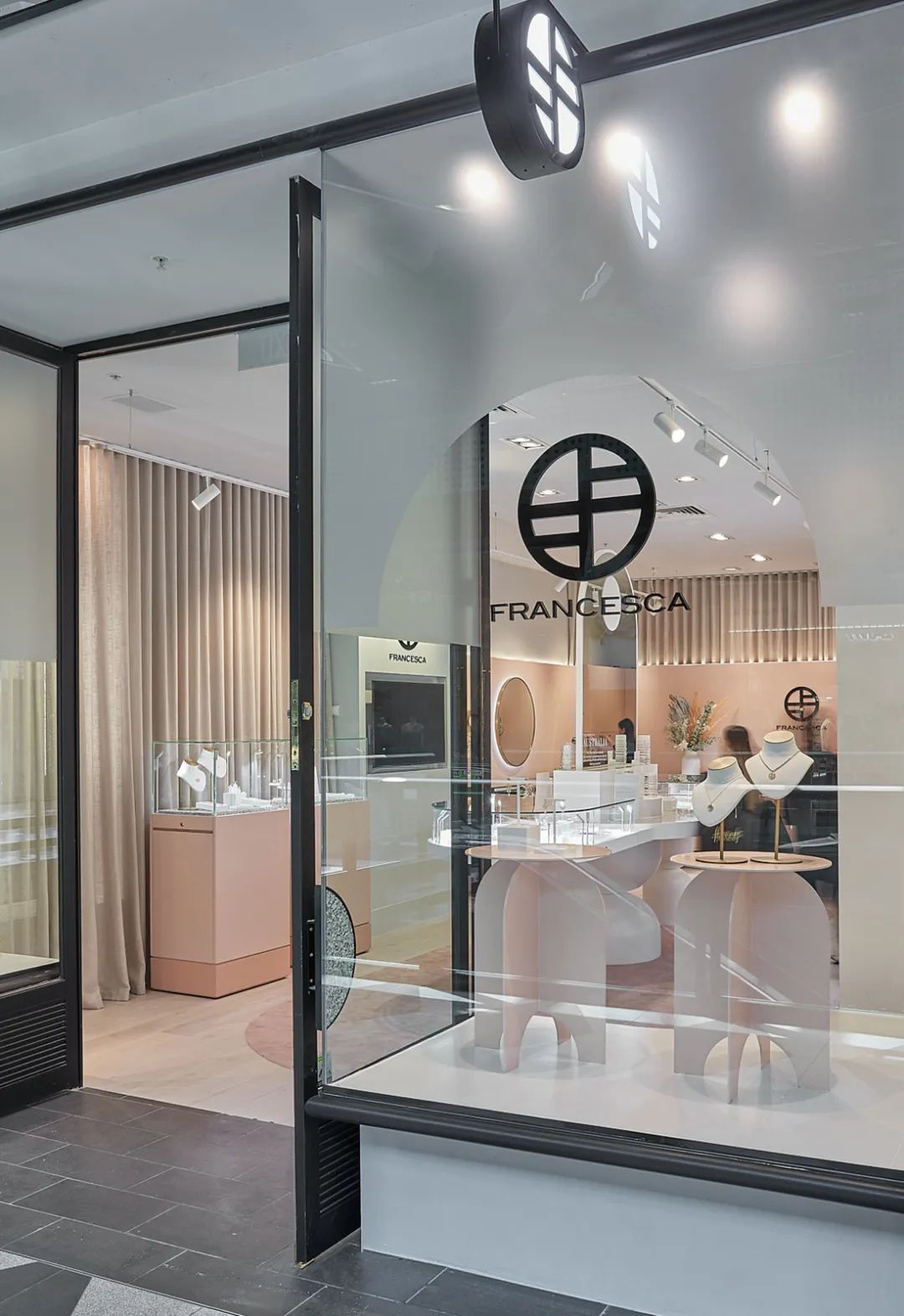 【512期】Francesca珠宝店设计，线上和线下的体验转换-8