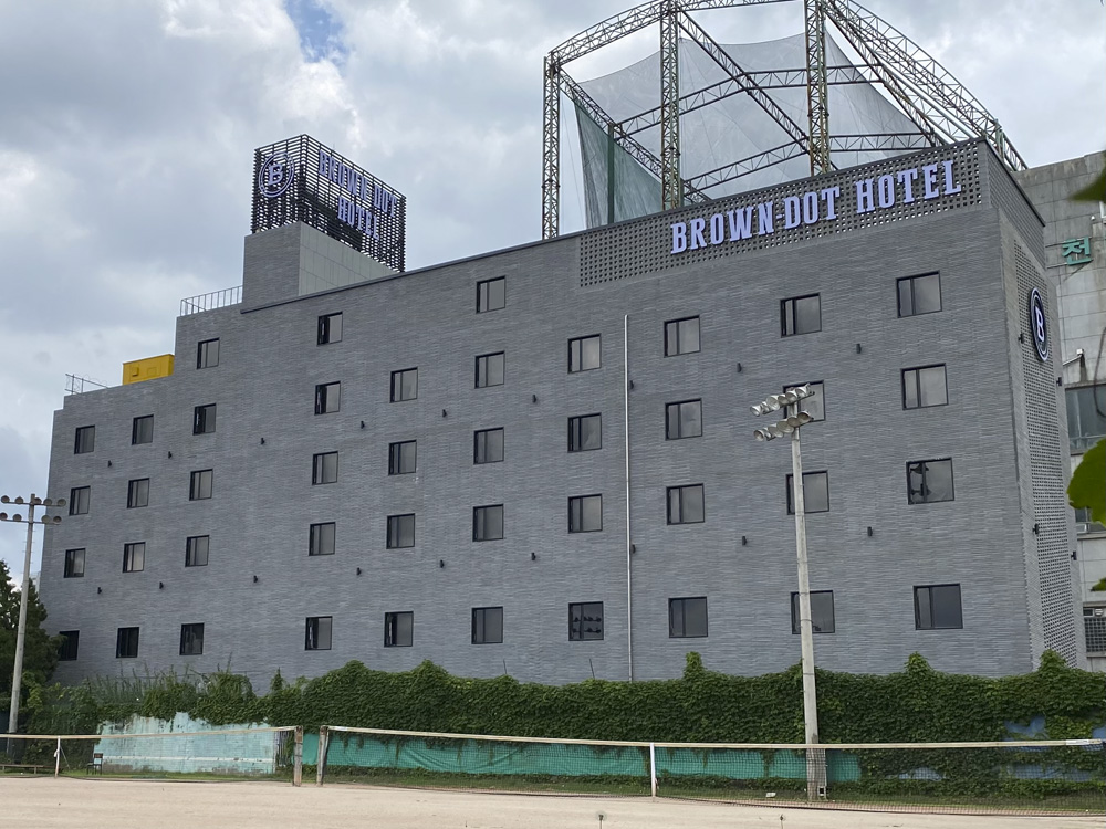 简约酒店设计典范 | 白色木纹诠释温馨空间-21