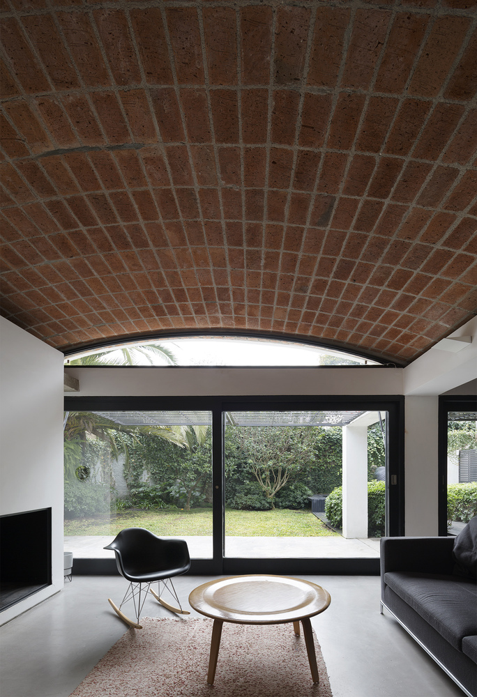 乌拉圭 HQ 住宅 | 带加泰罗尼亚穹顶的现代空间-26