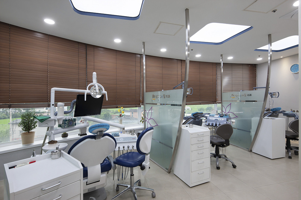 白色与木质的极简魅力 | 38 平米牙科诊所设计-11