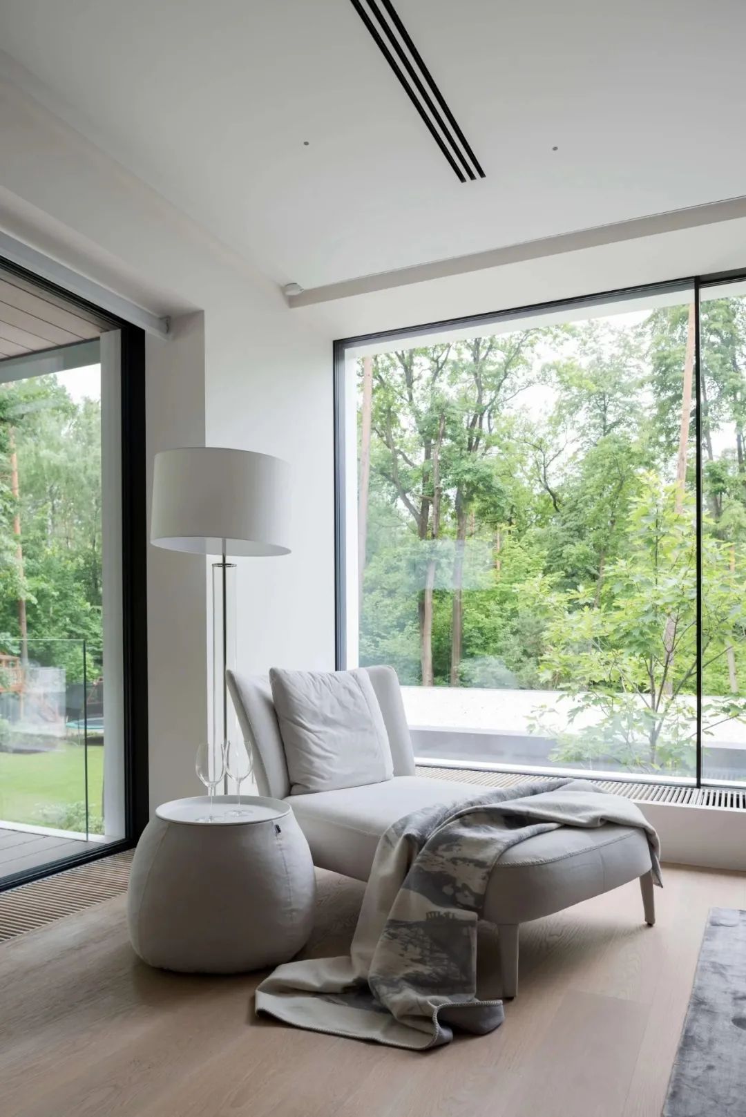 莫斯科郊区别墅，极简美学与自然融合的典范-48